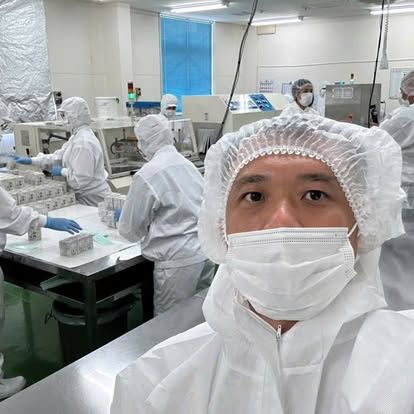 Trong khu sản xuất — đồ bảo hộ vô trùng theo chuẩn nhà máy