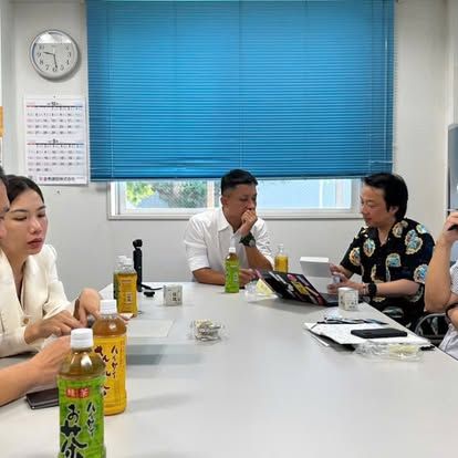 Làm việc cùng đối tác